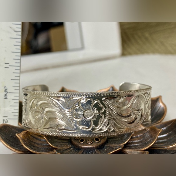 Hand engraved sterling silver cuff - Picture 7 of 8